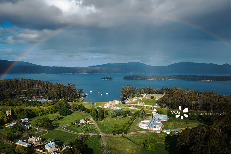 亚瑟港历史遗址的空中视角，天空中有彩虹图片素材