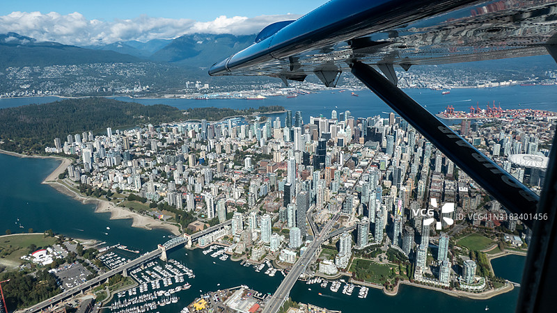 从水上飞机上俯瞰不列颠哥伦比亚省温哥华，机翼可见图片素材