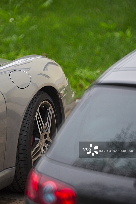 停在乡村餐厅外的静止跑车图片素材