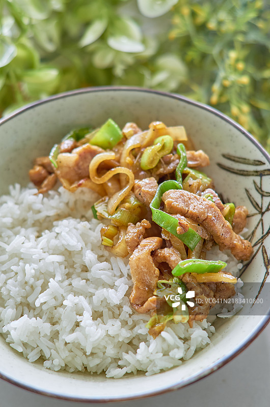 日式韭菜炒猪肉配蒸米饭图片素材