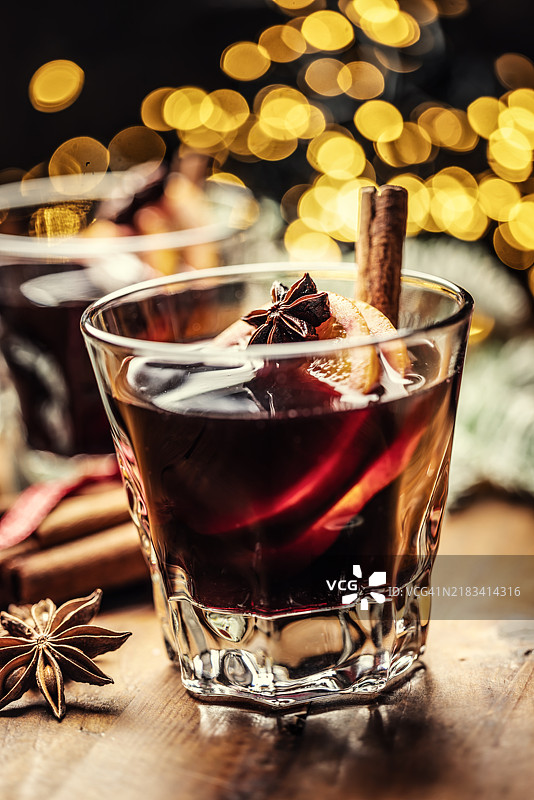 圣诞热饮或香料红酒，配有橙子，调味以八角和肉桂。图片素材
