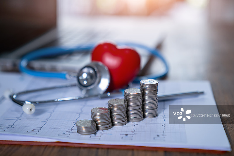 心脏病，节省钱用于心脏病治疗。图片素材