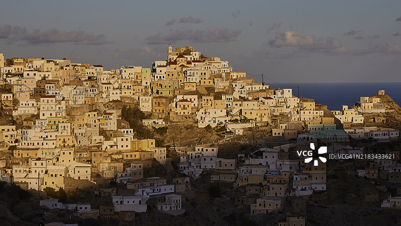 早晨阳光照耀下的山丘小镇，俯瞰海景，色彩斑斓的山村，晨光，奥林波斯，卡尔帕索斯，多德卡尼斯群岛，希腊，欧洲图片素材
