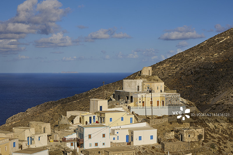 希腊村庄，拥有海洋和山脉的美景，色彩斑斓的山村，晨光，奥林波斯，卡尔帕索斯，多德卡尼斯群岛，希腊，欧洲图片素材