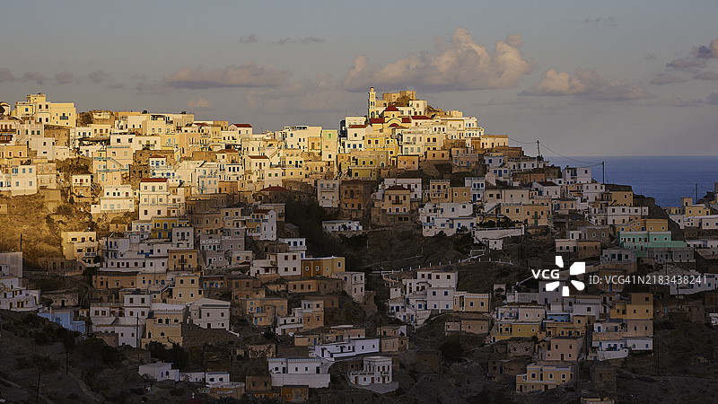 温暖的晨光下山上的小镇，色彩斑斓的山村，晨光，奥林波斯，卡尔帕索斯，多德卡尼斯群岛，希腊，欧洲图片素材