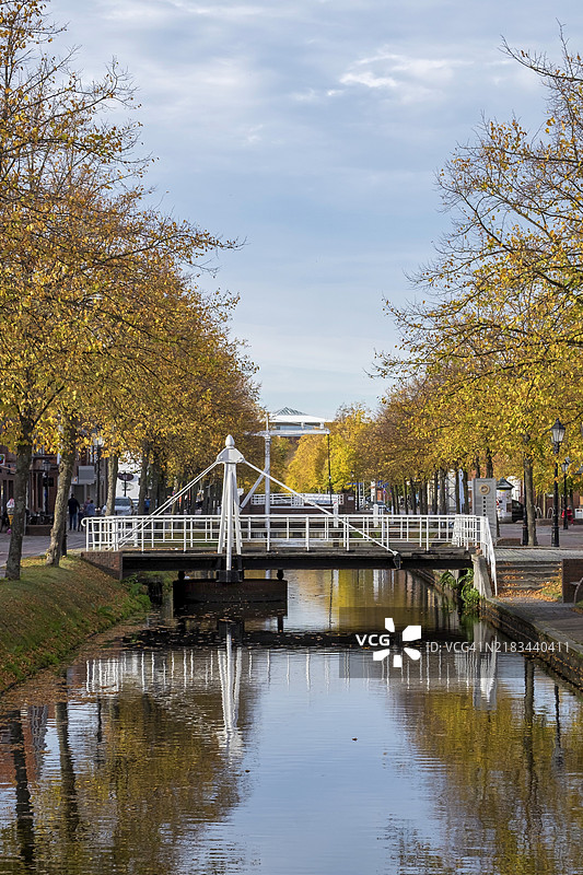 德国下萨克森州埃姆斯兰地区帕彭堡的主运河上的桥梁图片素材