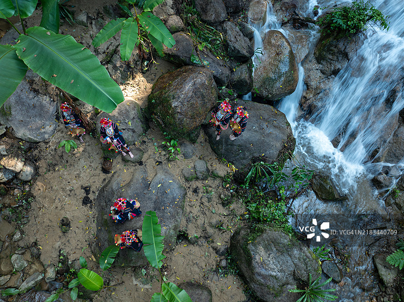 森林溪流旁的民族文化活动图片素材