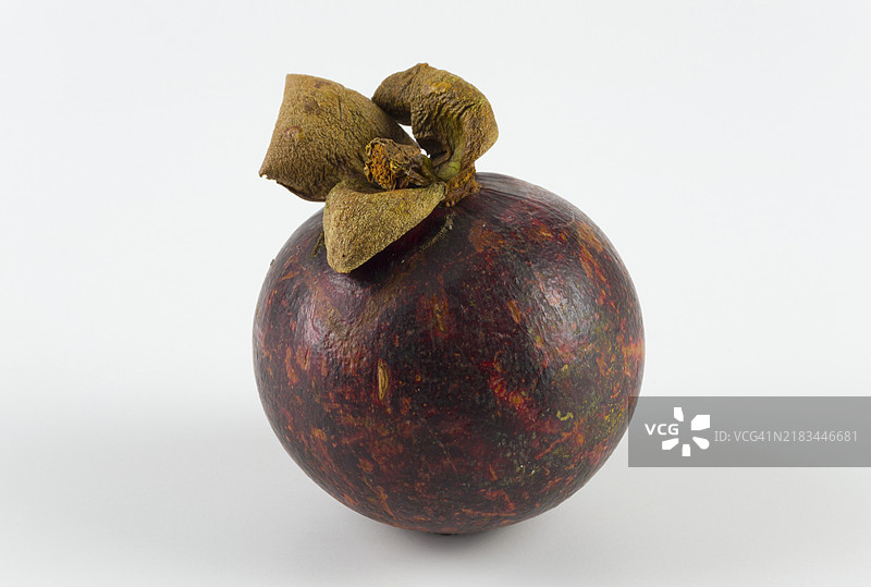 在明亮的摄影棚灯光下，白色背景前的山竹，山竹（Garcinia mangostana），山竹图片素材