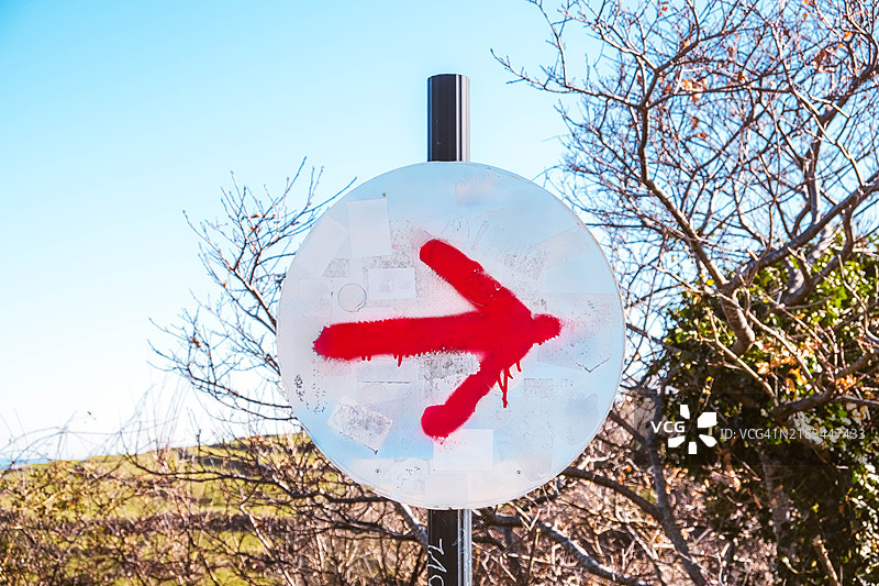 交通标志上的红色箭头图片素材