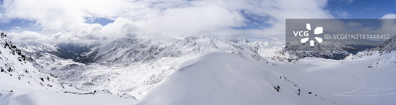 山脉全景，蒙特切韦达莱峰，雪覆盖的山地风景，奥尔特勒阿尔卑斯山，芬施高谷，意大利，欧洲图片素材