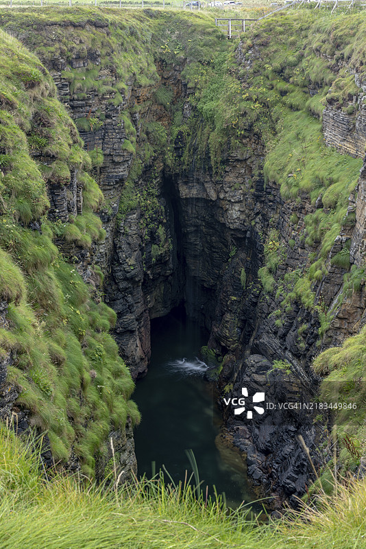 格洛普，坍塌的洞穴与小瀑布，穆尔赫德地方自然保护区，海边自然保护区，斯凯尔，奥克尼，苏格兰，英国，欧洲图片素材