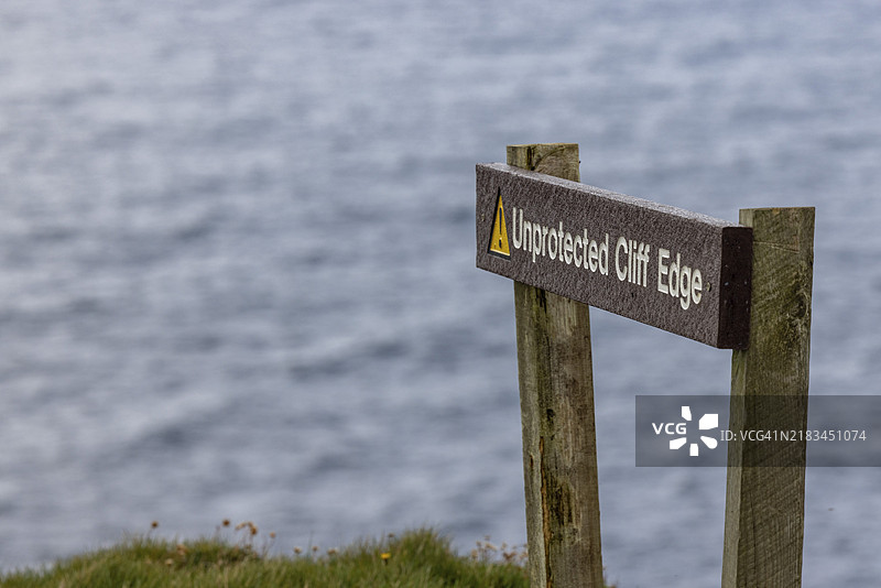 信息板，陡峭悬崖边缘，苏格兰奥克尼群岛，英国图片素材