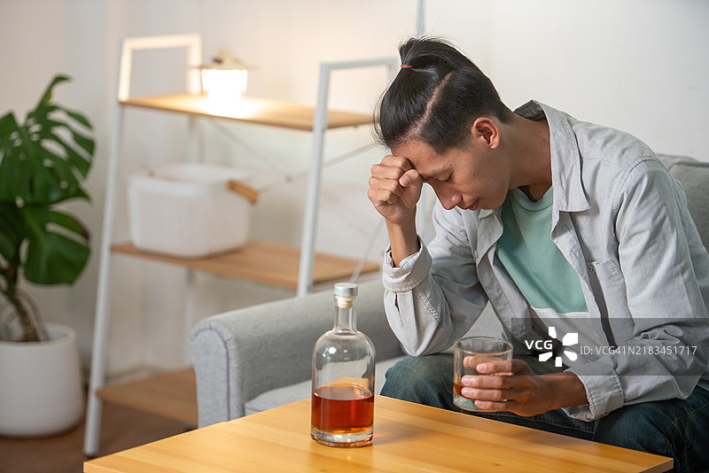 与酒精成瘾斗争的年轻人：面对生活挑战图片素材