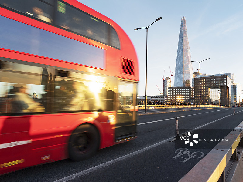 伦敦桥与日落时分的城市天际线图片素材