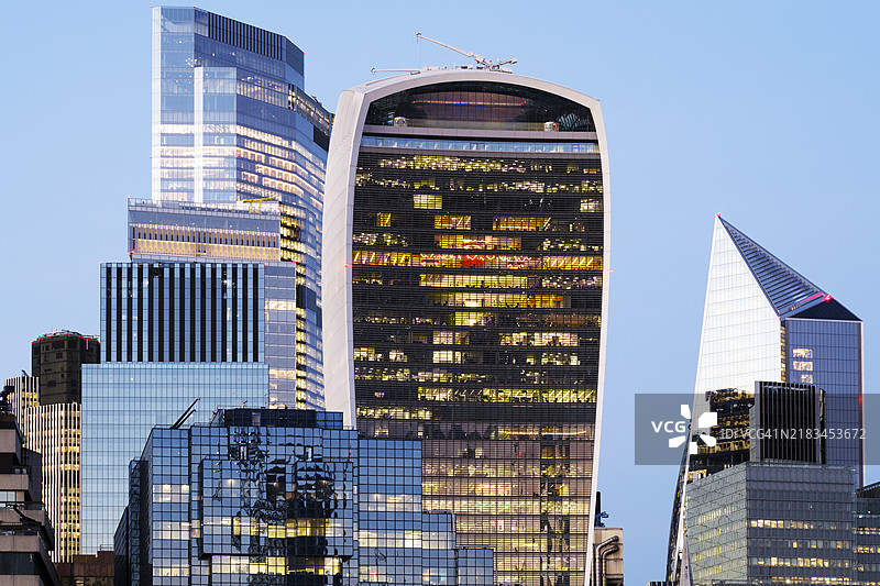 伦敦城市的摩天大楼和办公大楼在黄昏时分图片素材