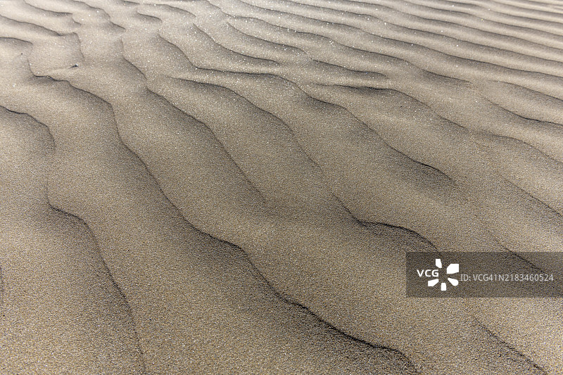 海滩上被风塑造的细沙。法国布列塔尼省芬斯特尔的克罗宗。图片素材