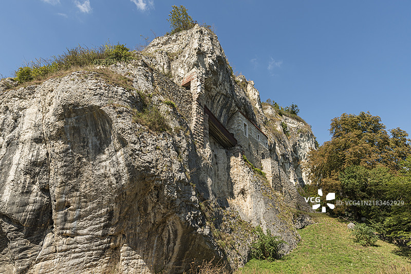 圣维图斯教堂,位于德国巴登-符腾堡州马克格雷夫勒兰的埃夫林根-基兴,伊斯泰纳克洛茨的岩石教堂。图片素材