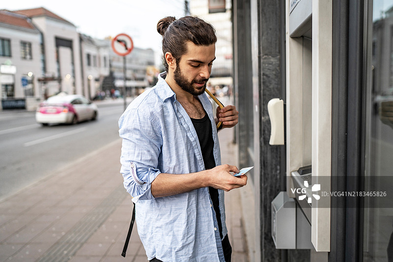 男子在自动取款机取款图片素材