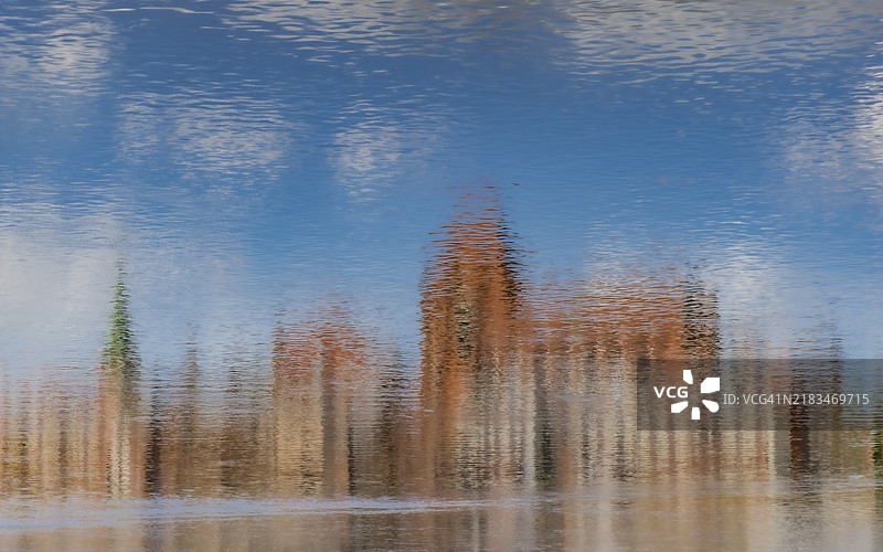 波兰托伦市的河流倒影，欧洲图片素材