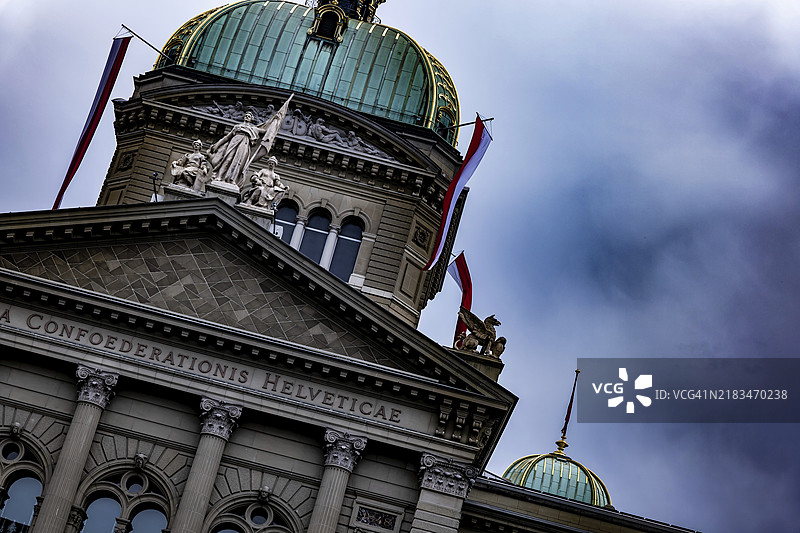 美丽的联邦宫或国会大厦，瑞士伯尔尼市，伯尔尼州，乌云密布的天空图片素材