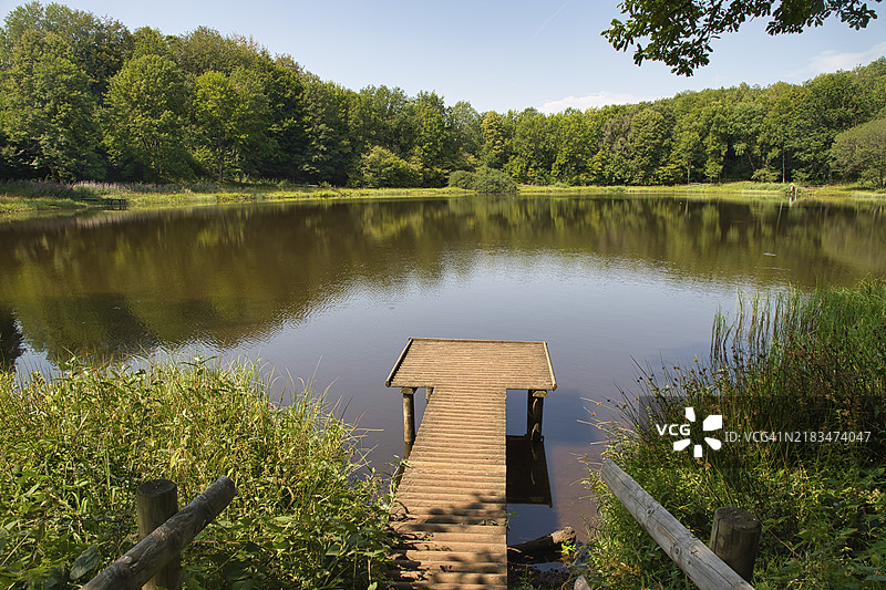 位于德国莱茵兰-普法尔茨州的温斯博尔纳火山湖的码头，欧洲图片素材