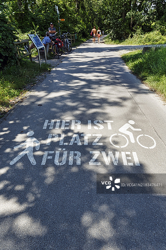 注意，沥青上的铭文，这里有空间给两个人，象征性照片，体现对骑行者和行人的尊重与考虑，博登湖自行车道，长途骑行路线，弗里德里希港，博登湖图片素材