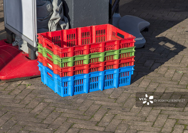 红色、绿色和蓝色的塑料箱图片素材