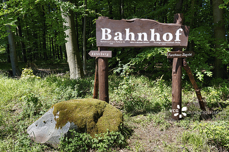 带有“Bahnhof im Wald”字样的木制标牌,指示通往Köterberg、Hummersen、Lügde、Weserbergland的徒步旅行路线,位于德国北莱茵-威斯特法伦,欧洲。图片素材