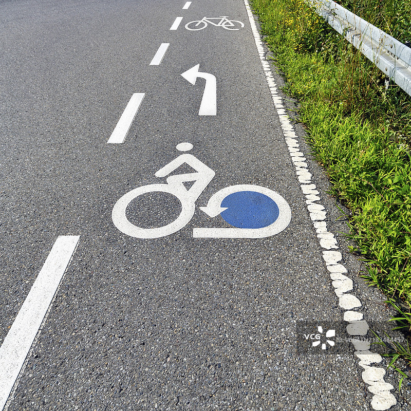 自行车骑行图标，沥青上的标记，博登湖自行车道的车道，博登湖自行车道，长途骑行路线，长途骑行路径，弗里德里希港，博登湖，德国，欧洲图片素材
