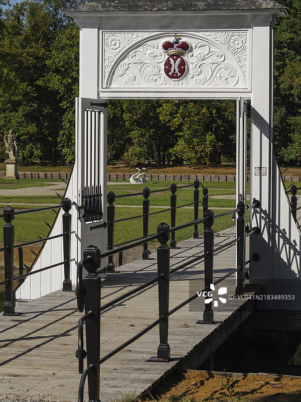 德国明斯特地区伊瑟尔堡的装饰性符号和栏杆的白色木桥细节图片素材