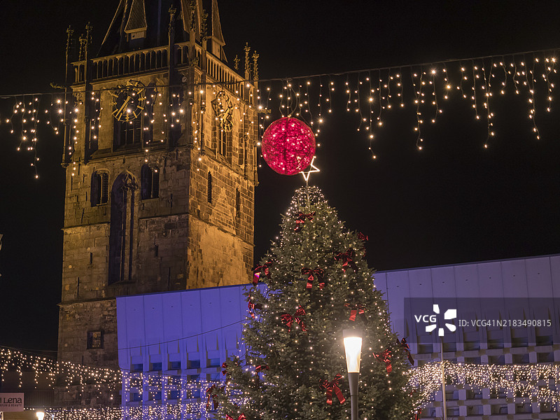 夜晚，照亮的教堂前有一棵大型圣诞树，节日气氛，阿豪斯，明斯特地区，德国图片素材