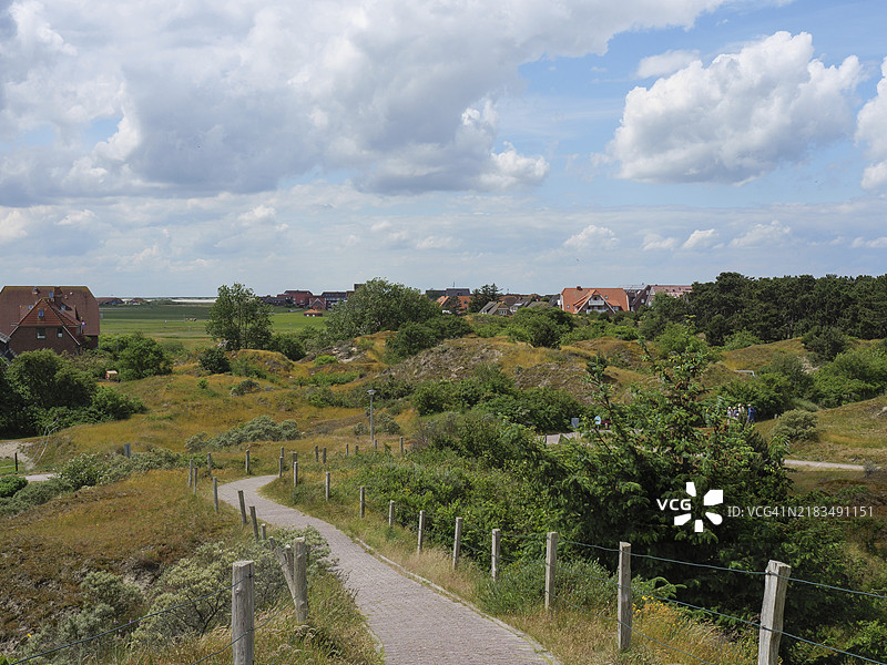 俯瞰自然区域，地平线上有房屋和小径，巴尔特鲁姆，东弗里斯兰，北海，德国图片素材