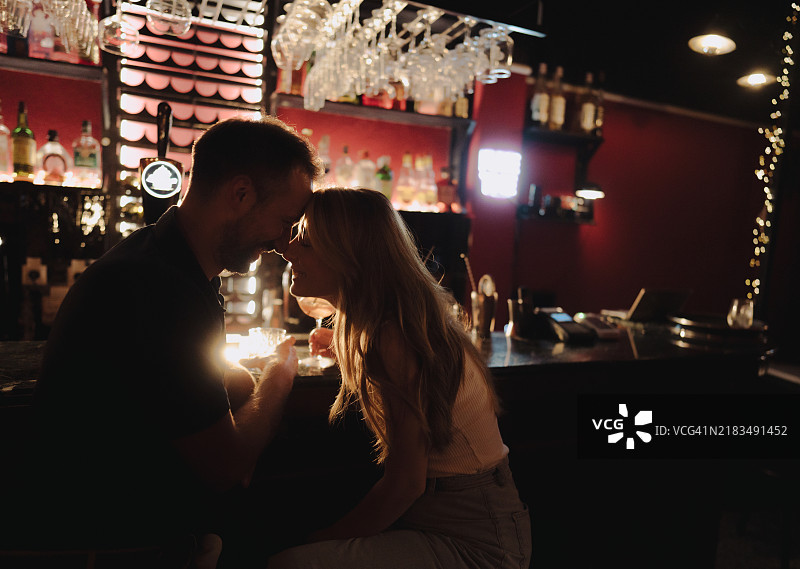 酒吧里一对情侣的浪漫时刻图片素材