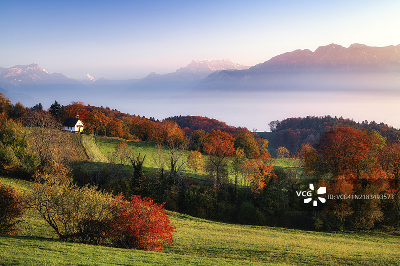 日落时分的Dents du Midi景观，雾气笼罩着日内瓦湖，瑞士沃州韦维。图片素材
