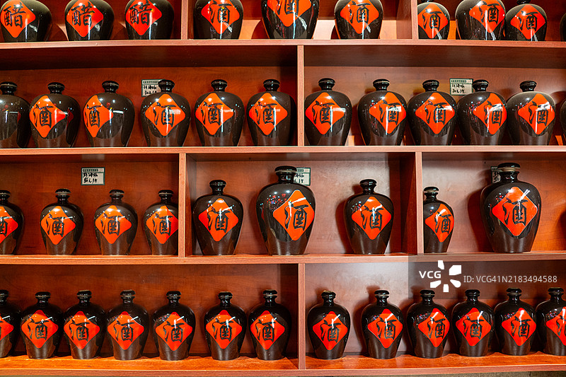 架子上的中国酒坛图片素材