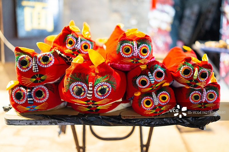 街头出售的手工传统虎头鞋图片素材