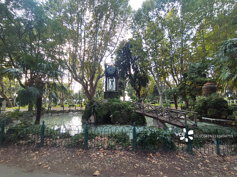 博尔赫西亚花园中的水钟景观。图片素材