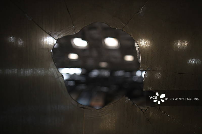 废弃建筑中的破碎玻璃窗图片素材