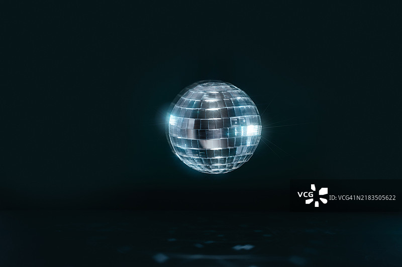 发光模糊运动的迪斯科球在绿色背景上图片素材