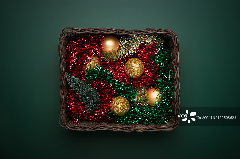 极简主义圣诞装饰盒，内含饰品和亮片图片素材