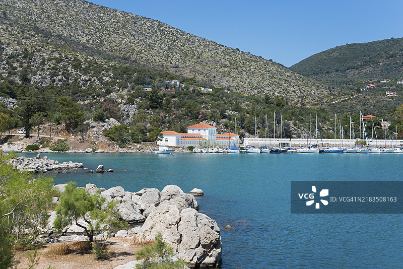 海港与船只,前景是迷人的海边山脉风景,梅萨纳港,背景是温泉,梅萨纳半岛,阿戈利斯,萨罗尼克群岛,伯罗奔尼撒,希腊,欧洲图片素材
