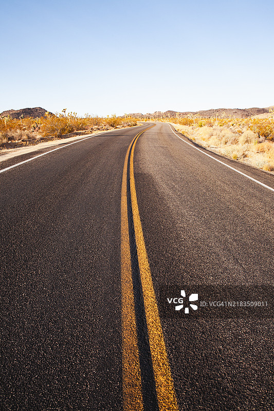 犹他州通向远方的道路图片素材