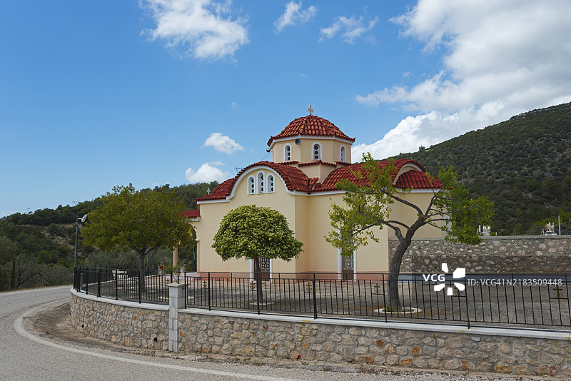 希腊教堂，红砖圆顶，宁静的风景下蓝天，圣母升天教堂，卡尔内泽伊卡，阿尔戈利斯，伯罗奔尼撒，希腊，欧洲图片素材