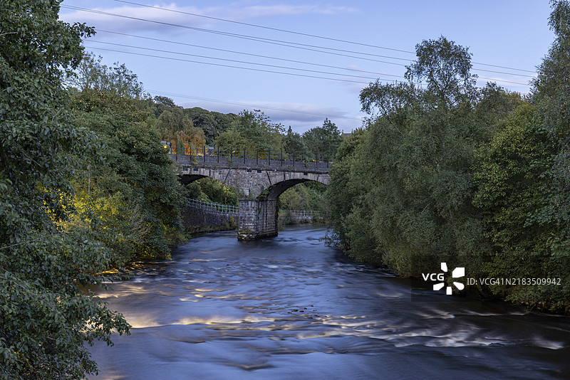 苏格兰佩斯郡邓布兰的阿兰河铁路桥图片素材