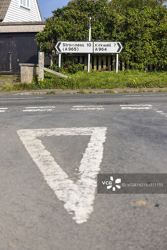 有优先标记和指示牌的道路交叉口，指向斯特罗姆尼斯和基尔基沃尔，奥尔菲尔，主岛，奥克尼群岛，苏格兰，英国图片素材