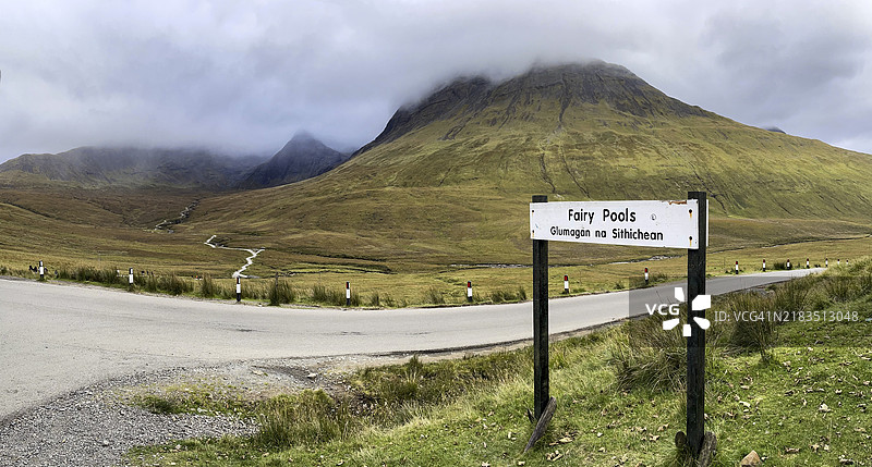 信息板，仙女池，格鲁马根·南·西希切安，黑库林山脉，斯凯岛，内赫布里底群岛，苏格兰，英国图片素材
