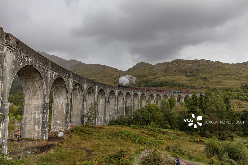 雅各比蒸汽火车，位于格伦芬南铁路高架桥上的蒸汽铁路，因《哈利·波特》而闻名，格伦芬南，苏格兰高地，英国图片素材