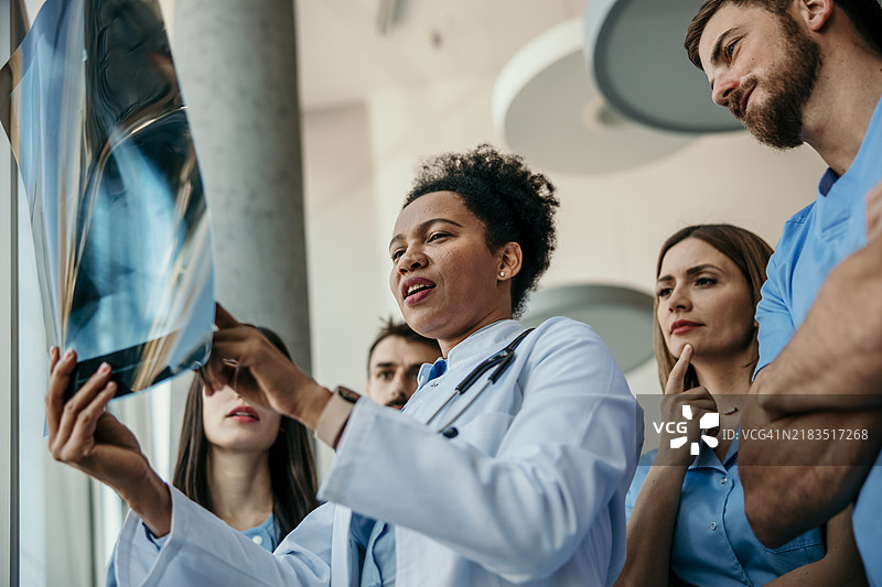 医院团队正在分析图片素材