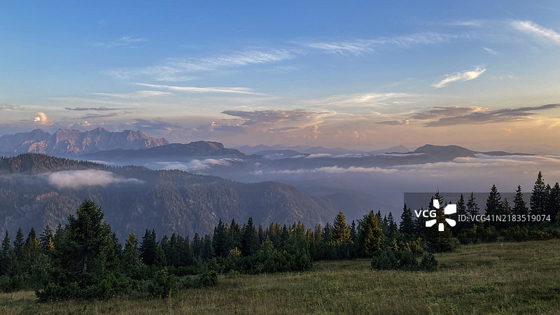 东基梅高阿尔卑斯自然保护区的古尔万德科夫山上的黄昏氛围,俯瞰洛费尔石山和斯坦普拉特,巴伐利亚,德国,欧洲图片素材