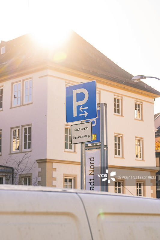 阳光下，德国黑森林纳戈尔德一座明亮建筑前的停车场标志图片素材